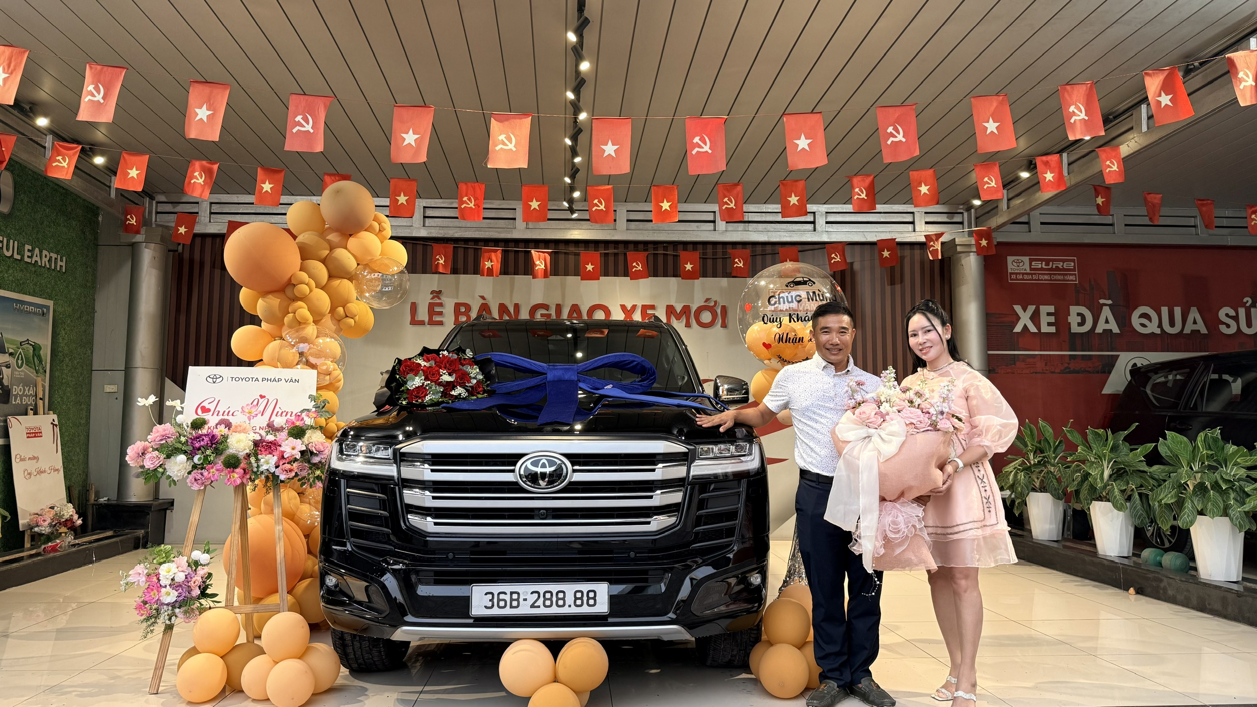LỄ BÀN GIAO XE TOYOTA LAND CRUISER HYBIRD