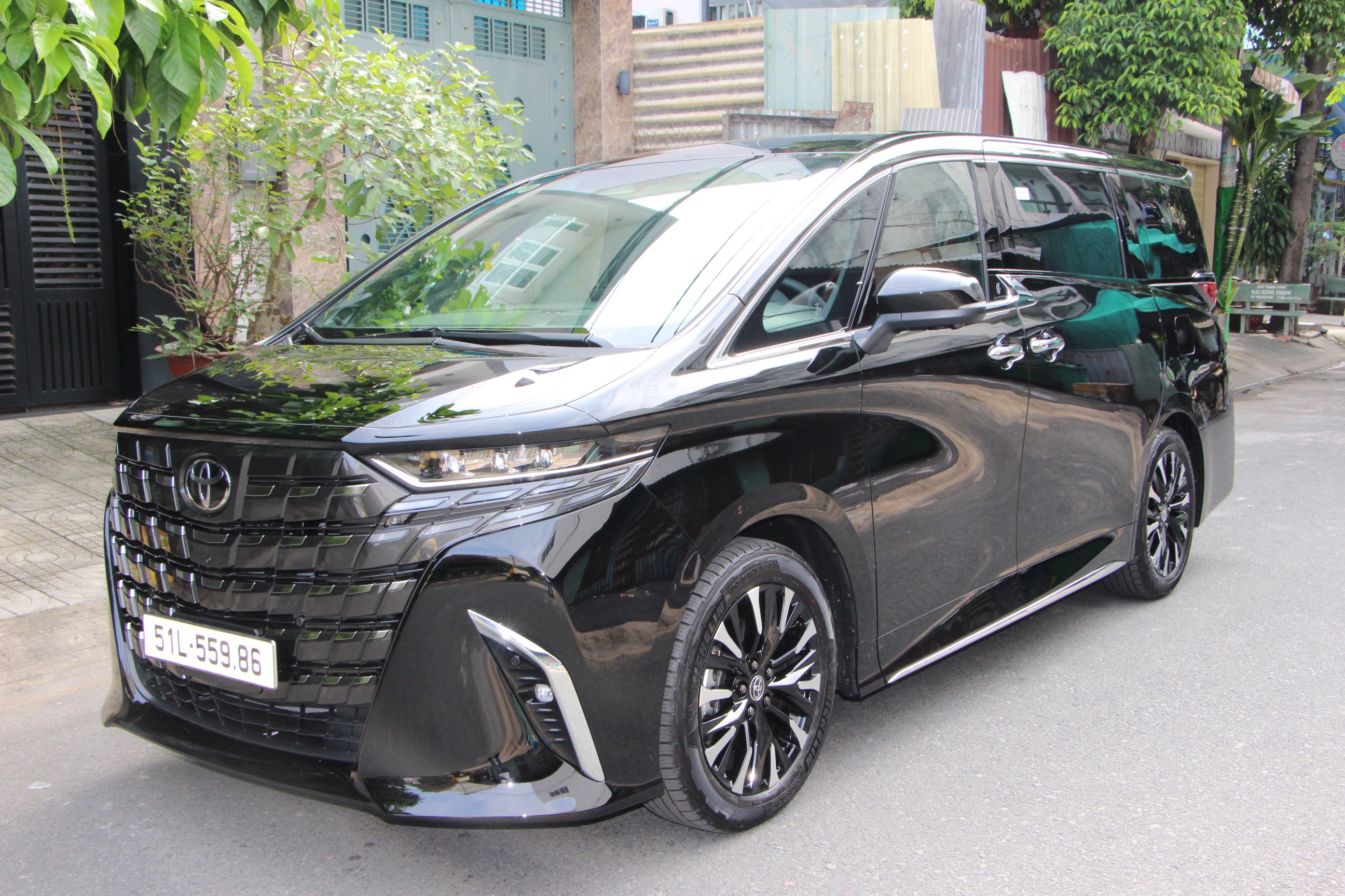 BÀN GIAO CHIẾC XE TOYOTA ALPHARD 2024 CHO CÔNG TY TẠI HỒ CHÍ MINH