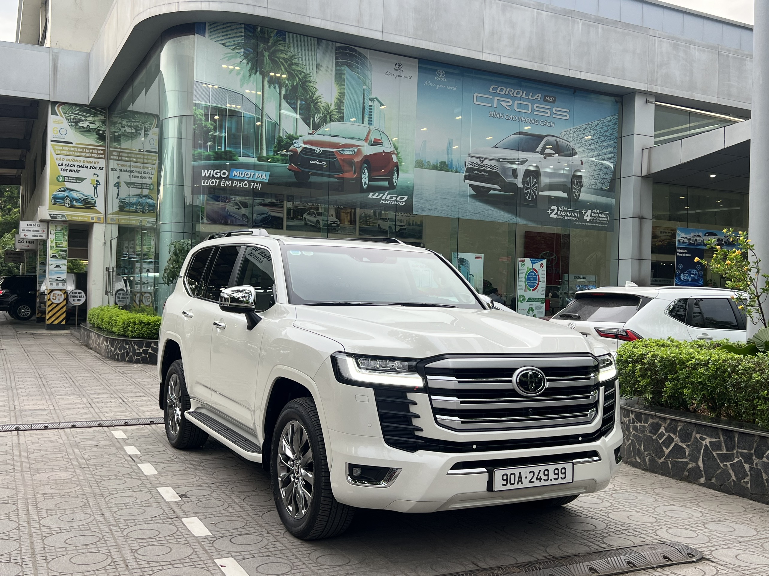 ĐỘ BỘ QUÂY TRUNG ĐÔNG XE TOYOTA LAND CRUISER LC300 MÀU TRẮNG NGỌC TRAI