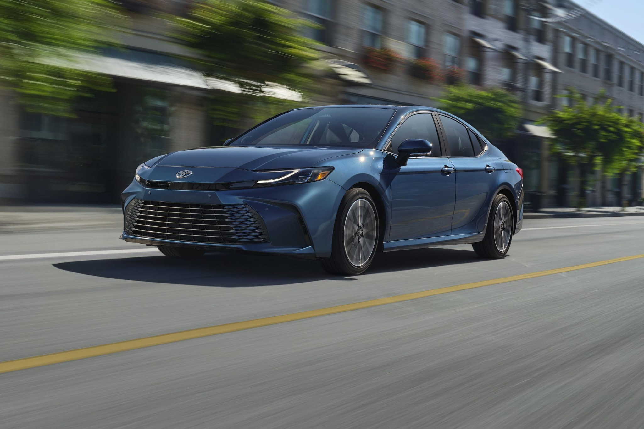 TOYOTA CAMRY HEV LUXURY