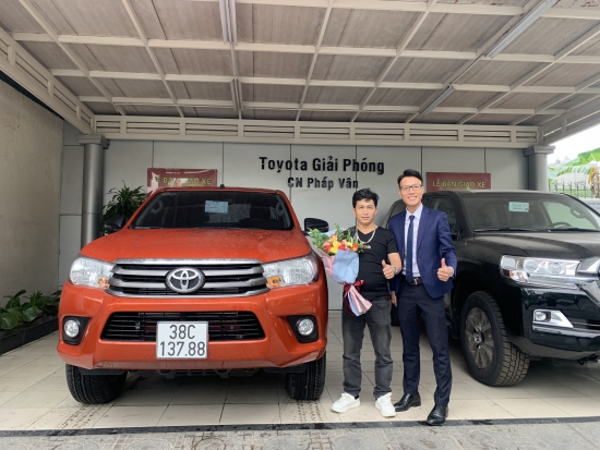 TOYOTA HILUX 2.4E MT - LỄ BÀN GIAO XE MỚI