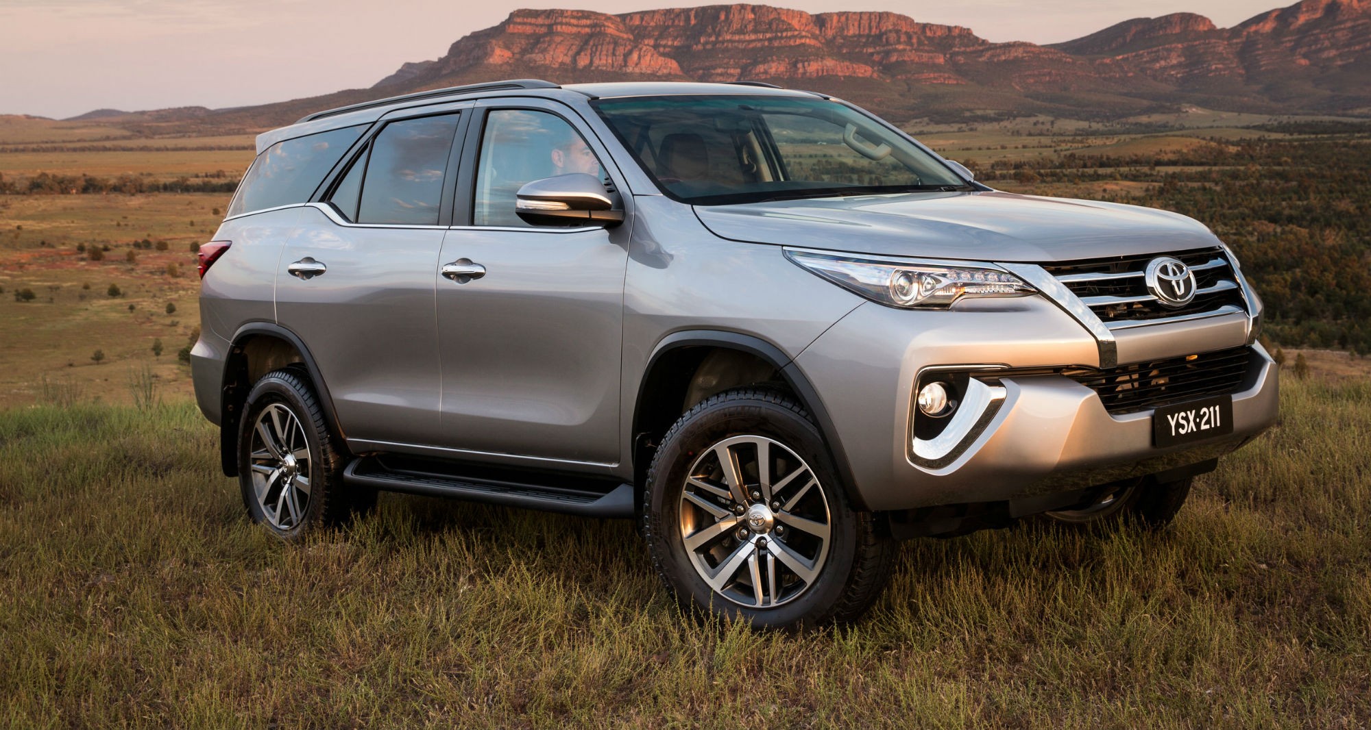 Giá lăn bánh và chi tiết xe Fortuner 2.4G số tự động 1 cầu 2020