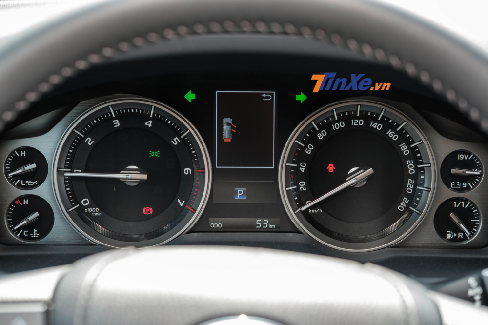 Đằng sau là bảng đồng hồ có dạng analog kết hợp với màn LCD với nhiều đồng hồ nhỏ không khỏi liên tưởng đến khoang lái của những chiếc phi cơ chiến đấu Đằng sau là bảng đồng hồ có dạng analog kết hợp với màn LCD với nhiều đồng hồ nhỏ không khỏi liên tưởng đến khoang lái của những chiếc phi cơ chiến đấu