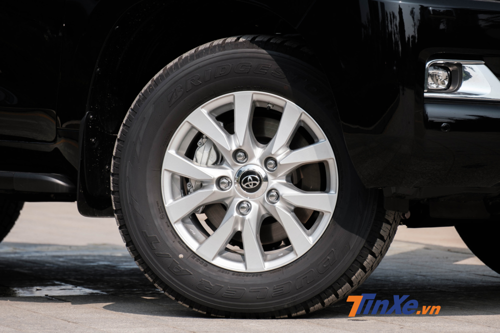 Mâm xe có kích thước 18 inch nhưng thiết kế chưa được bắt mắt lắm Mâm xe có kích thước 18 inch nhưng thiết kế chưa được bắt mắt lắm