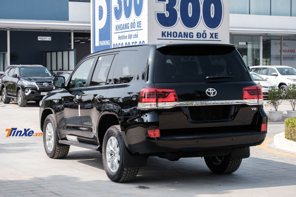 Khu vực đuôi xe tối giản các chi tiết nhằm đem đến vẻ đẹp sang trọng, tinh tế Khu vực đuôi xe tối giản các chi tiết nhằm đem đến vẻ đẹp sang trọng, tinh tế