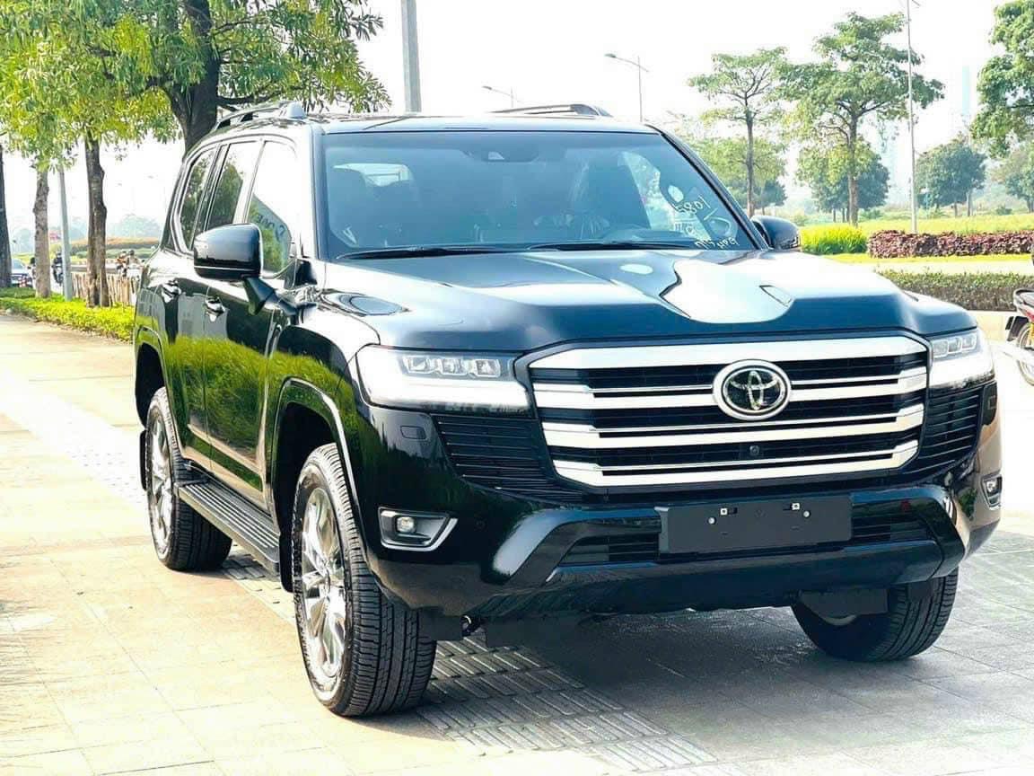 TOYOTA LAND CRUISER 2023:  Giá xe lăn bánh & đánh giá thông số kỹ thuật (6/2023)